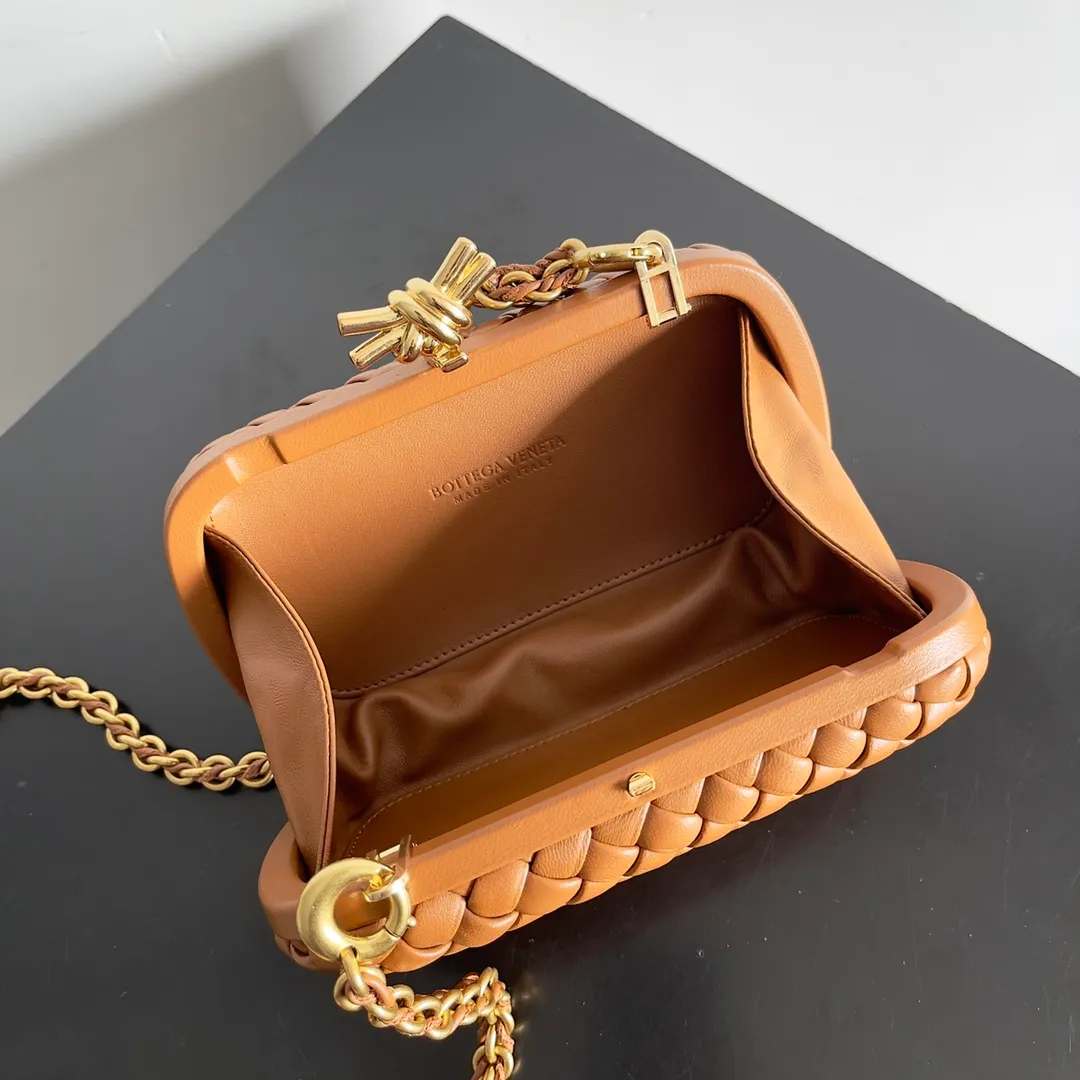 Batch 2260 BOTTEGA VENETA KNOT evening bag chain version for women is now on the market! Delicate and elegant, soft and powerful, this bag is definitely a representative of intellectual women. As an evergreen model of BV, the blessing of the chain is the icing on the cake. The classic weaving once again interprets the unique craftsmanship (the chain can be disassembled separately). Style number: 776662 Size: 19*11.5*5cm